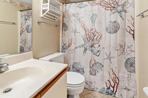 オーシャンシティにあるOcean View 2-Bedroom Condo at Excalibur Perfect Coastal Getawayのトイレとシャワーカーテン付きのバスルーム