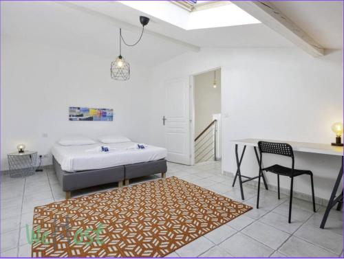 une chambre avec un lit, une table et des chaises dans l'établissement Laharie - CI - PB - Triplex 118m2 avec grande terrasse et parking, à Bayonne