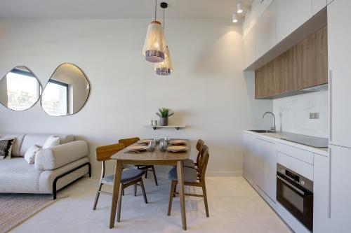 - une cuisine et une salle à manger avec une table et un canapé dans l'établissement Jessicannes - ALBA - Plage et Palais des Festival à pied, à Cannes