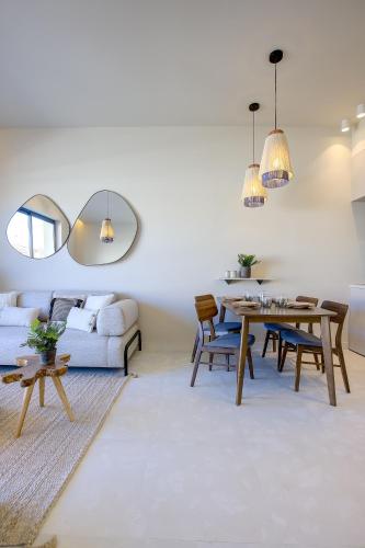 un salon avec une table et un canapé dans l'établissement Jessicannes - ALBA - Plage et Palais des Festival à pied, à Cannes