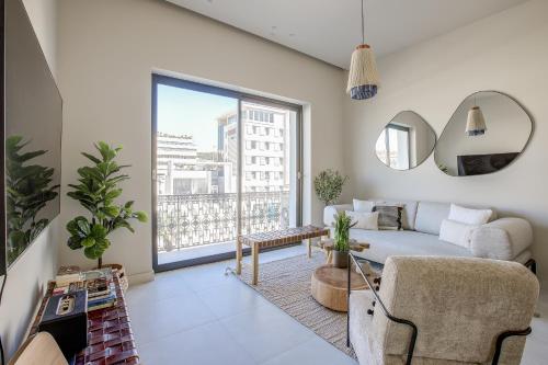 un salon avec un canapé et une grande fenêtre dans l'établissement Jessicannes - ALBA - Plage et Palais des Festival à pied, à Cannes