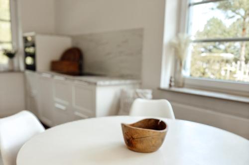 Un cuenco sobre una mesa blanca en una cocina. en Ferienhaus NATÜRLICH AM BODDEN, en Michaelsdorf