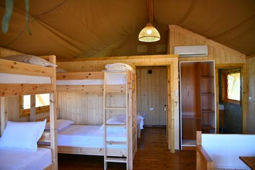 Postel nebo postele na pokoji v ubytování Glamping Albania Rafting Permet