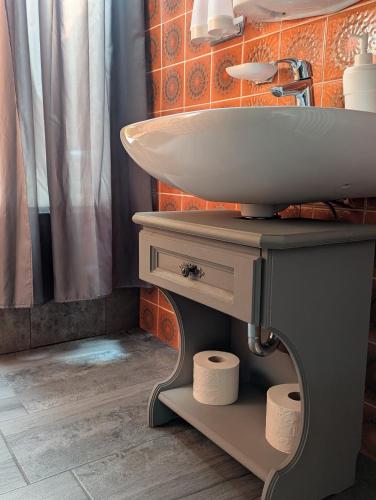 ein Badezimmer mit Waschbecken und Duschvorhang in der Unterkunft Speckhaus Ferienwohnungen in Ruhpolding