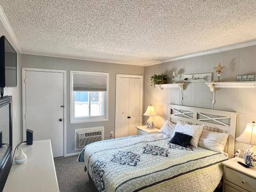 Ένα ή περισσότερα κρεβάτια σε δωμάτιο στο Spacious 3-Bedroom Ocean Block Condo in North Ocean City Steps to the Beach