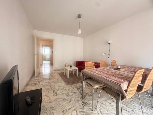 un salon avec une table et un canapé dans l'établissement AGENCIA appartement 2 chambres LE CORFOU, à Cannes