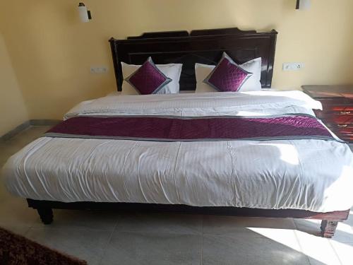 Una cama o camas en una habitación de The Luv Hill Hotel And Cafe