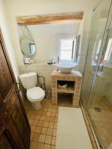 une salle de bain avec toilettes, lavabo et douche dans l'établissement Maison des Bourgades, à Saint-Julien-de-Peyrolas