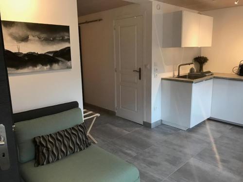 Kuchyň nebo kuchyňský kout v ubytování Light spacious, recently refurbished Studio near to Courchevel