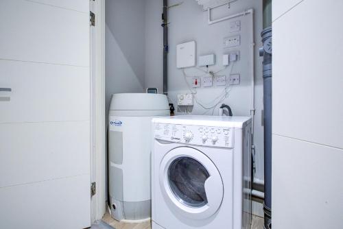 a washer and dryer in a small room at 2 BR Flat 6 Mins From Heathrow Airport Flat 41 in Harmondsworth