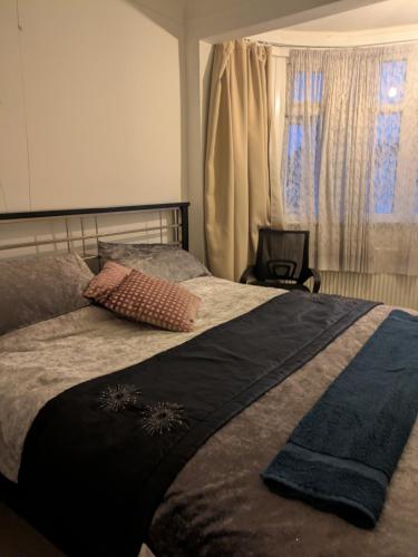 Postel nebo postele na pokoji v ubytování Cosy relaxing 4 bed Home with 2 parking Space