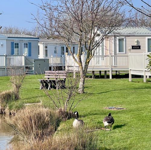 Κήπος έξω από το Wolds Retreat at the peaceful Cherry Lea Holiday Park and Fishing Lake Skegness