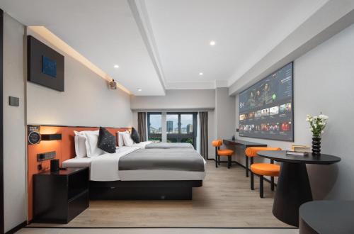 Postel nebo postele na pokoji v ubytování LlA Hotel Liang Jun Plaza, Xixiang Avenue