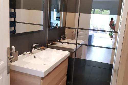 une salle de bain avec deux lavabos et un miroir dans l'établissement Appartement Aix, résidence calme avec piscine, à Aix-en-Provence