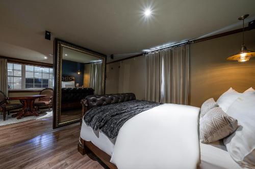 a bedroom with a large bed and a mirror at 케일라호텔 in Uijeongbu