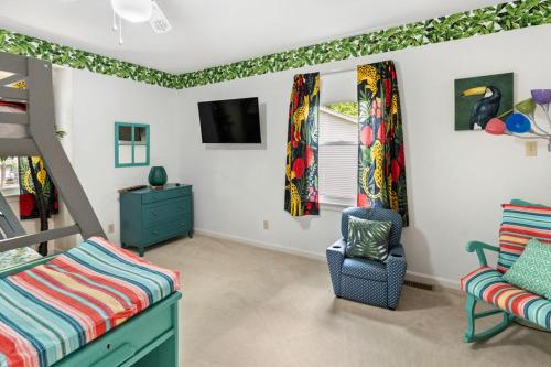 ein Schlafzimmer mit einem Etagenbett und einem Stuhl in der Unterkunft Pet-Friendly Ocean Pines Cottage Family-Friendly Retreat with Amenities in Berlin