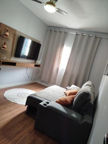 sala de estar con sofá frente a una ventana en Paraíso no Jockey de Itaparica, en Vila Velha