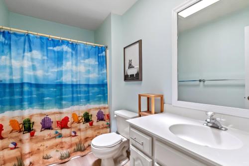 Bilik mandi di Spacious Ocean Pines Home Perfect for Family Gatherings