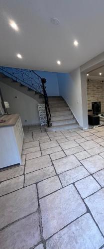 une pièce vide avec un escalier dans une maison dans l'établissement Maison familiale à Nimes, à Nîmes
