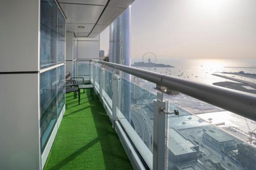 49 -Elegant Princess Tower Family Apartment with Palm View, Balcony & Pool