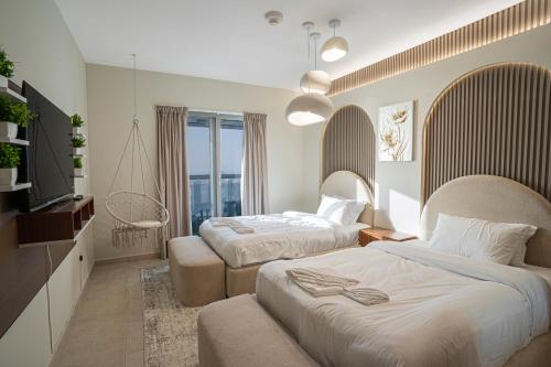 une chambre d'hôtel avec deux lits et une télévision dans l'établissement 49 - Dubai Marina Sea View - High Floor Apartment - Princess Tower, à Dubaï