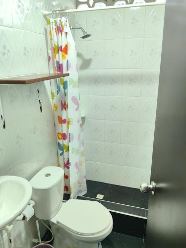 un bagno con WC e lavandino di Villa Stefy a Carmen de Apicalá