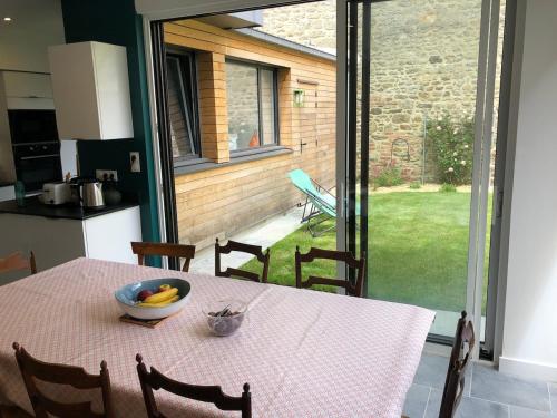 une table avec un bol de bananes en plus dans l'établissement Dinard House 6 bedrooms Saint Enogat neighborhood, à Dinard