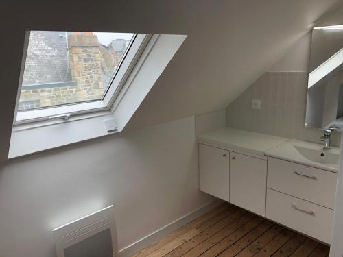 une salle de bain avec un lavabo et une fenêtre dans l'établissement Dinard House 6 bedrooms Saint Enogat neighborhood, à Dinard