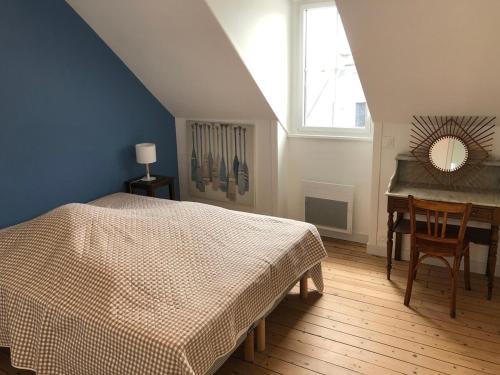 une chambre avec un lit, une table et une fenêtre dans l'établissement Dinard House 6 bedrooms Saint Enogat neighborhood, à Dinard