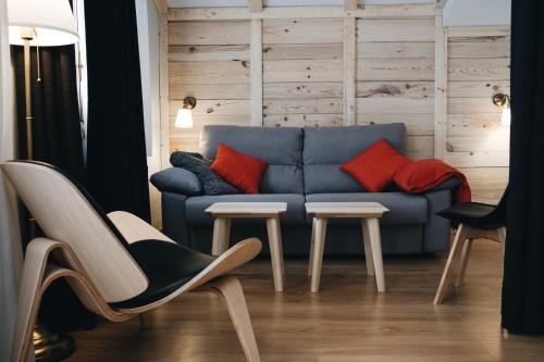 a living room with a blue couch and two tables at Apartamento Homely Foratata in Formigal