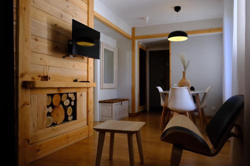 a living room with a chair and a table at Apartamento Homely Foratata in Formigal