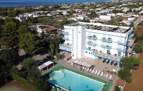 サン・ピエトロ・イン・ベヴァーニャにあるHotel Villaggio Auroraのプール付きホテルの航空写真