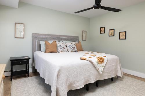 Cama o camas de una habitación en Lakefront Luxury At Stony Pointe