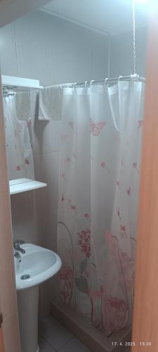 łazienka z umywalką i zasłoną prysznicową z motylami w obiekcie Studio Isakovic Centar w mieście Sokobanja