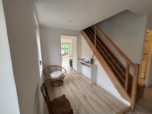 un couloir avec un escalier dans une maison dans l'établissement A la ferme eight, à Récourt