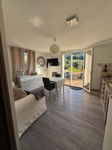 un salon avec un canapé et une table dans l'établissement Campana, à Sartène