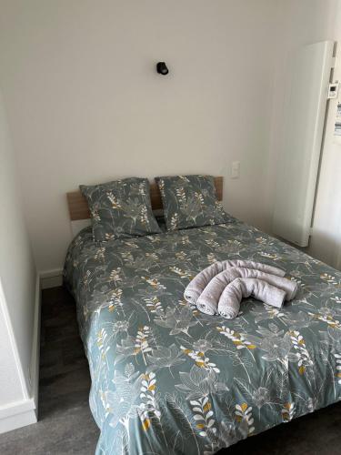 un lit avec une couette avec un serpent dessus dans l'établissement Studio du Château, à Jonzac