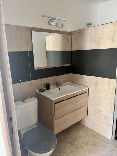 une salle de bain avec des toilettes blanches et un lavabo dans l'établissement Campana, à Sartène