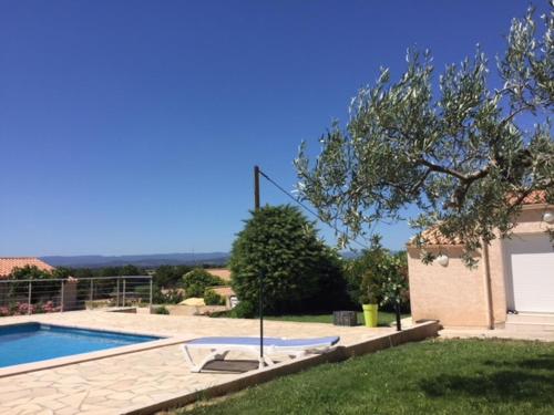 une maison avec une piscine dans une cour dans l'établissement LA Marina, à Marcorignan