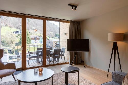 Una televisión o centro de entretenimiento en Montafon Suites Schruns by ALPS RESORTS