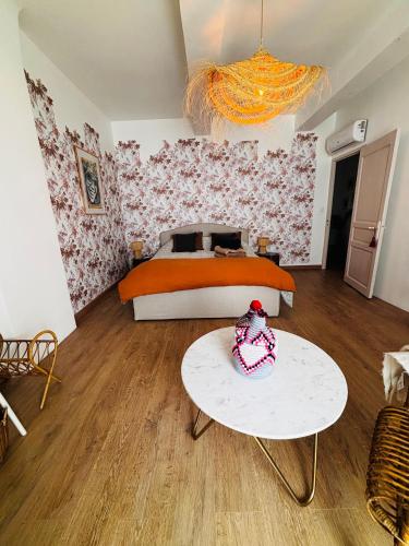 a bedroom with a bed and a table at Le Beldi, Mas de Village 1870 in Saint-Saturnin-lès-Avignon
