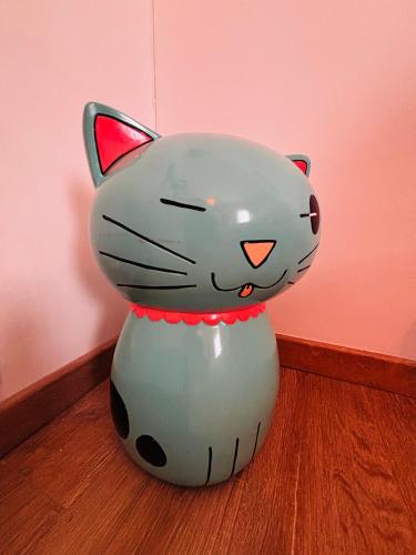 a white cat vase sitting on the floor at Le Beldi, Mas de Village 1870 in Saint-Saturnin-lès-Avignon