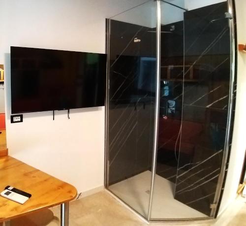 4Roomzにあるテレビまたはエンターテインメントセンター