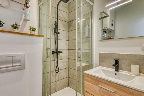 une salle de bain avec douche et lavabo dans l'établissement Le Factory - Studio contemporain - Proche métro B, à Oullins