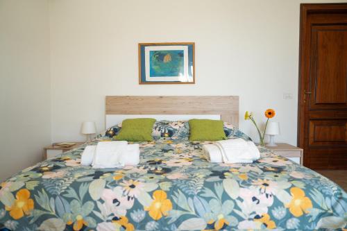 een slaapkamer met een groot bed met een sprei met bloemen bij Lemon Riviera Casa Vacanze in Massa Lubrense