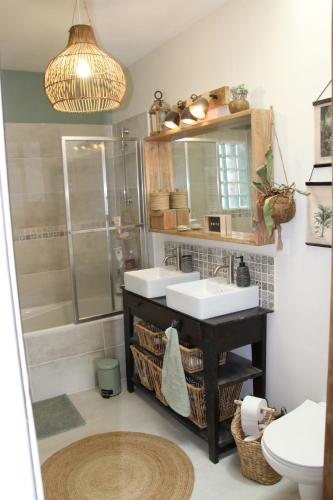 une salle de bain avec deux lavabos et une douche dans l'établissement Ti ar veajerien, à Locmiquélic