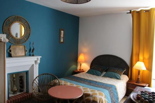 une chambre avec un lit, un miroir et une table dans l'établissement Ti ar veajerien, à Locmiquélic