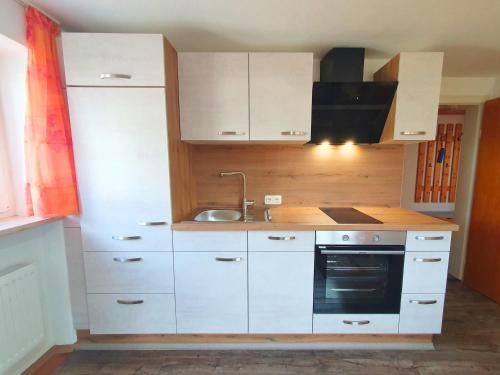 Η κουζίνα ή μικρή κουζίνα στο Haus Hindelang - 2 FeWos mit Zugspitzblick, inkl Königscard, gratis Parken & WLAN, Self Check-In, 5 Minuten ins Zentrum