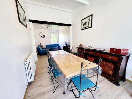 une salle à manger avec une table et des chaises dans l'établissement Maguilon H - 10 personnes - Proche rivière et Vals bains, à Lalevade-dʼArdèche