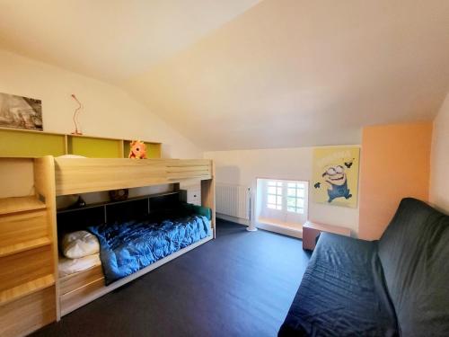 - une chambre avec des lits superposés et un canapé dans l'établissement Maguilon H - 10 personnes - Proche rivière et Vals bains, à Lalevade-dʼArdèche